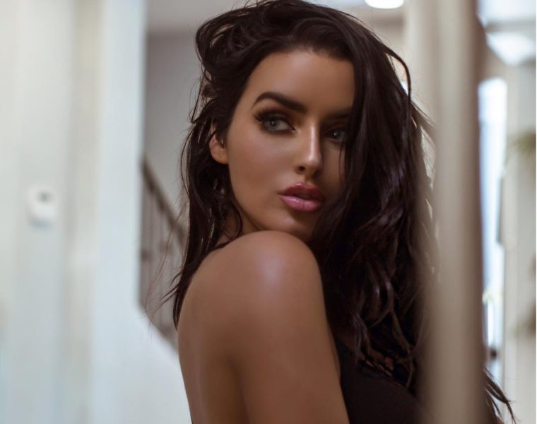 Abigail Ratchford Photo Topless Dans La Douche