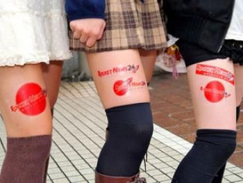 Des jeunes Japonaises louent leurs cuisses pour y afficher de la pub