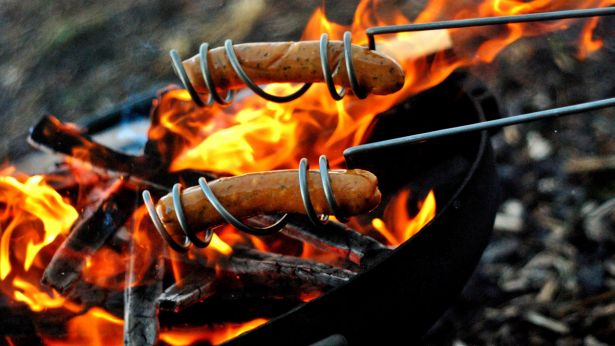 Faites griller vos saucisses en toute sécurité et avec style grâce aux « Curly Dog Roasters »