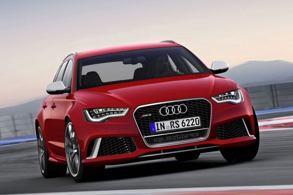 Course légale entre une motocyclette et une Audi RS6 ABT
