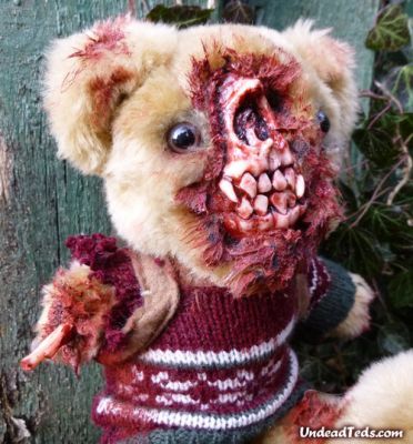 Un ourson en peluche transformé en zombie
