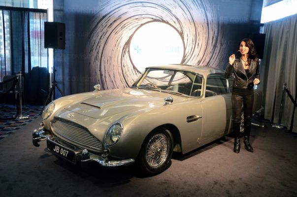 James Bond vend son Aston Martin BD5 de 1965