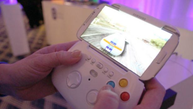 L’actualité en bref – Samsung dévoile une manette pour le Galaxy S4