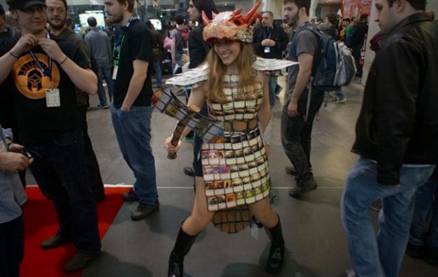 Gadget : une robe faite avec des cartes de « Magic: The Gathering »