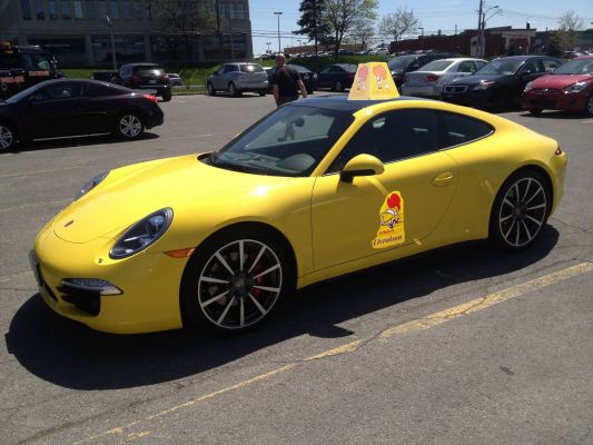 Livrer du poulet St-Hubert en Porsche !