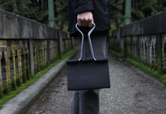 Gadget : une mallette en forme de pince relieuse