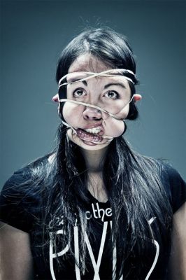 Gadget : Il photographie des gens avec des élastiques dans la figure!