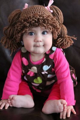Votre bébé n'a pas assez de cheveux à votre goût? Transformez-le en poupée bout'chou!