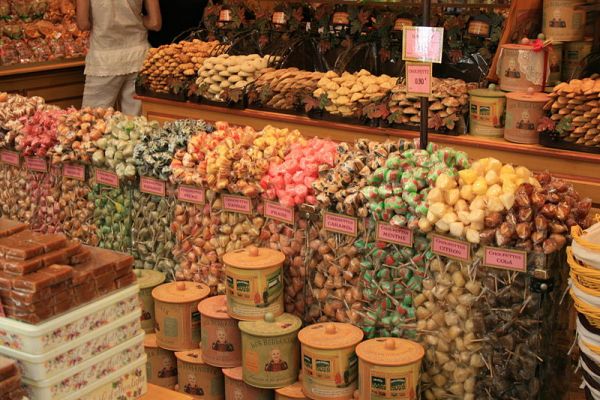 Insolite : Une fillette vole les chèques d’une voisine pour s’acheter 3 500 $ de bonbons!