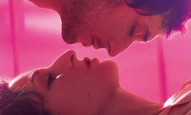 « Main dans la main » : uni par une force invisible, un couple ne peut se séparer