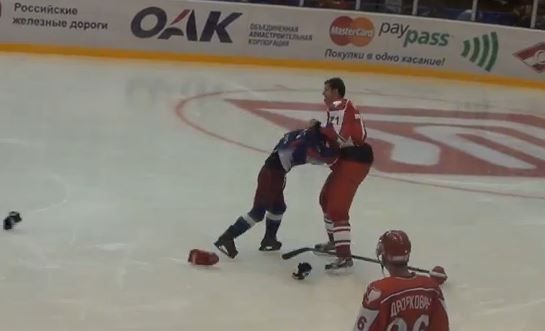 Evgeni Malkin jette les gants contre un enfant!