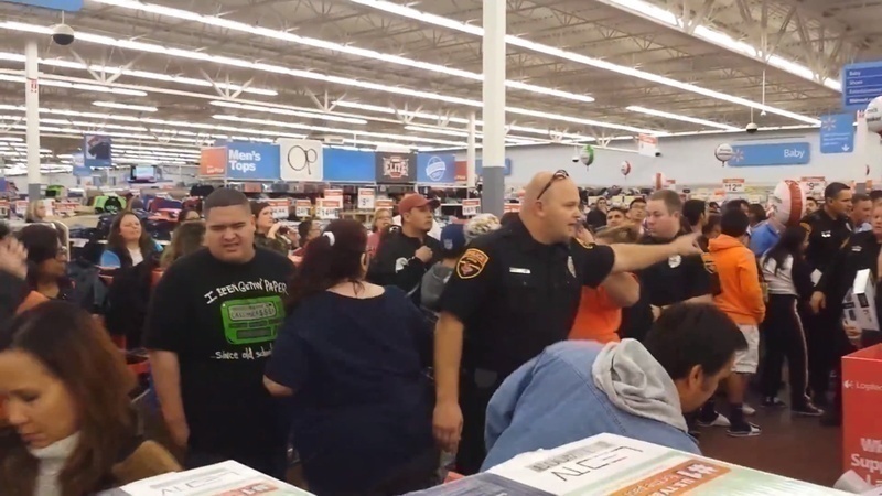 La folie du « Black Friday » en vidéos
