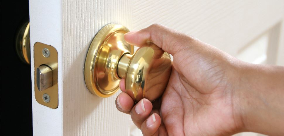 La poignée de porte ronde bientôt interdite?