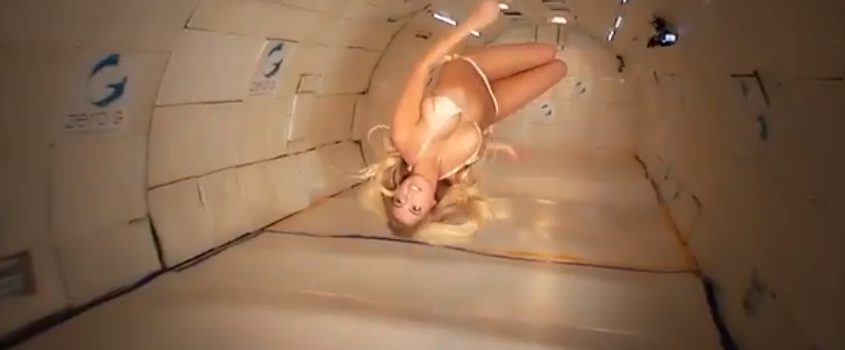 Kate Upton défie vraiment la gravité… photos en apesanteur!