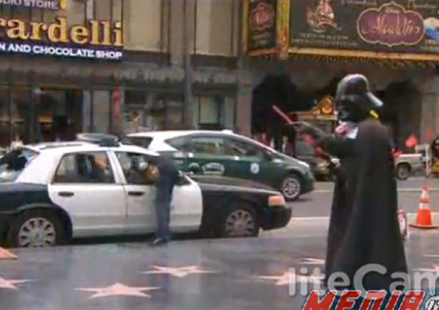Il brise la vitre d&rsquo;une voiture de police pour voler un portable&#8230; devant Darth Vader et Superman!