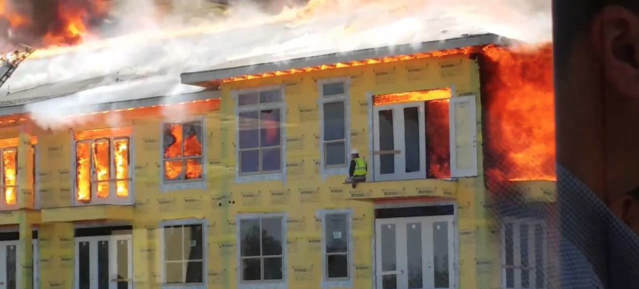 Incroyable : Un homme pris au 5e étage d'un immeuble en feu est sauvé juste à temps!