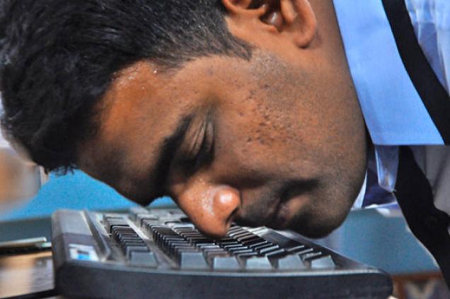 Il bat le record du monde de la personne qui tape le plus rapidement sur un clavier avec son nez