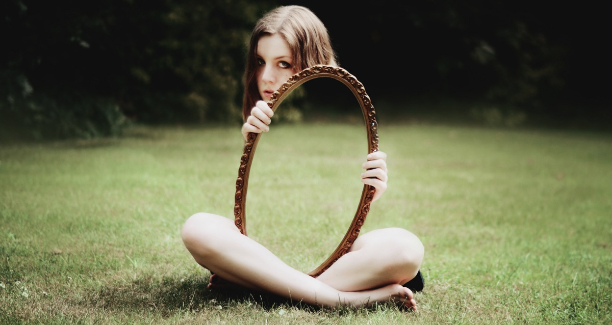 Devinez ce qui se cache derrière le miroir de cette jolie jeune femme de 18 ans -10