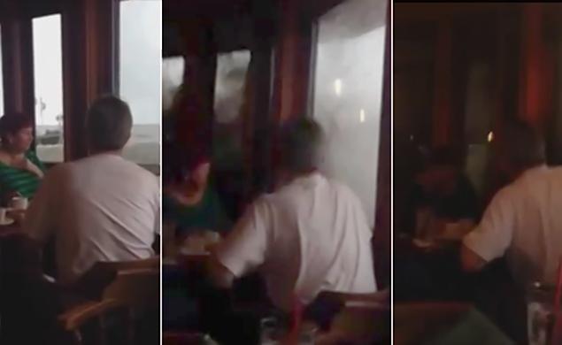 Regardez comment cette grosse vague détruit la vitrine de ce restaurant bondé de gens!