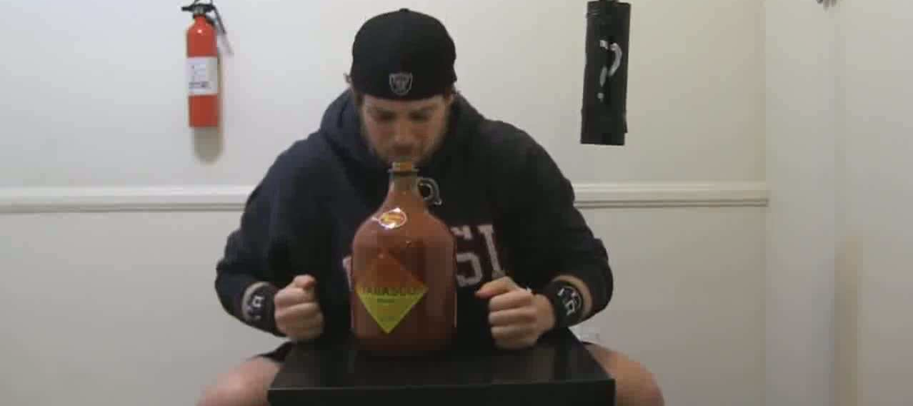 Il boit un gallon de Tabasco et souffre énormément!