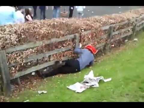 Soûl, il essaie de monter une colline avec les encouragements d&rsquo;une foule en délire