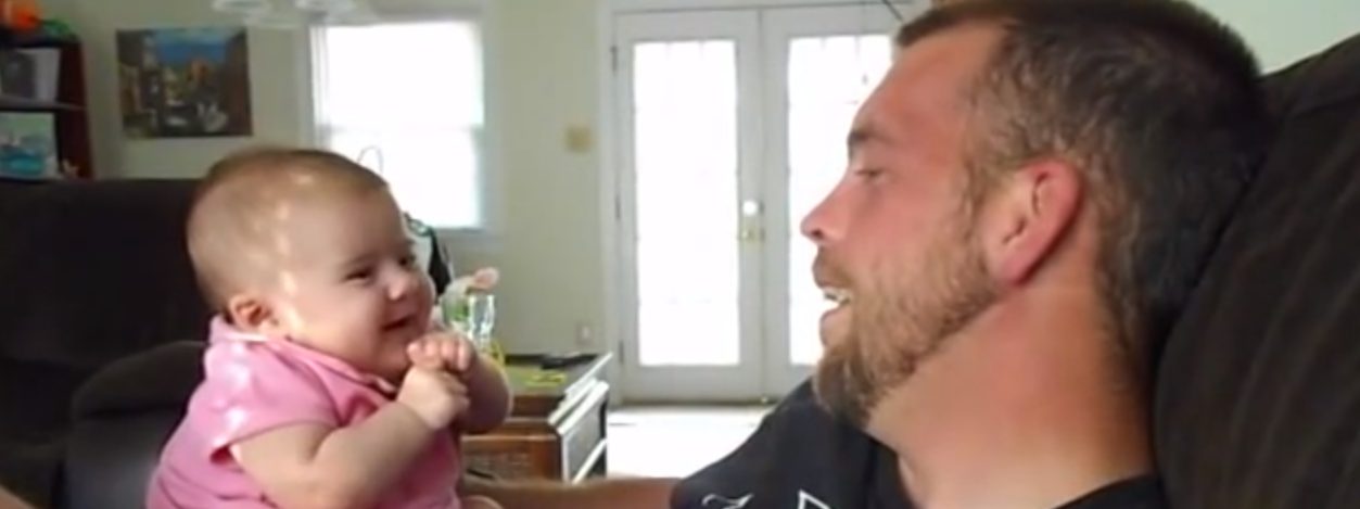 Émouvant : Son bébé de 2 mois lui dit « I love you »