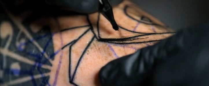 Regardez de près et au ralenti le marquage d&rsquo;un tatouage