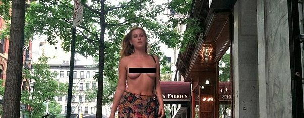 La fille de Bruce Willis et Demi Moore proteste seins nus contre Instagram