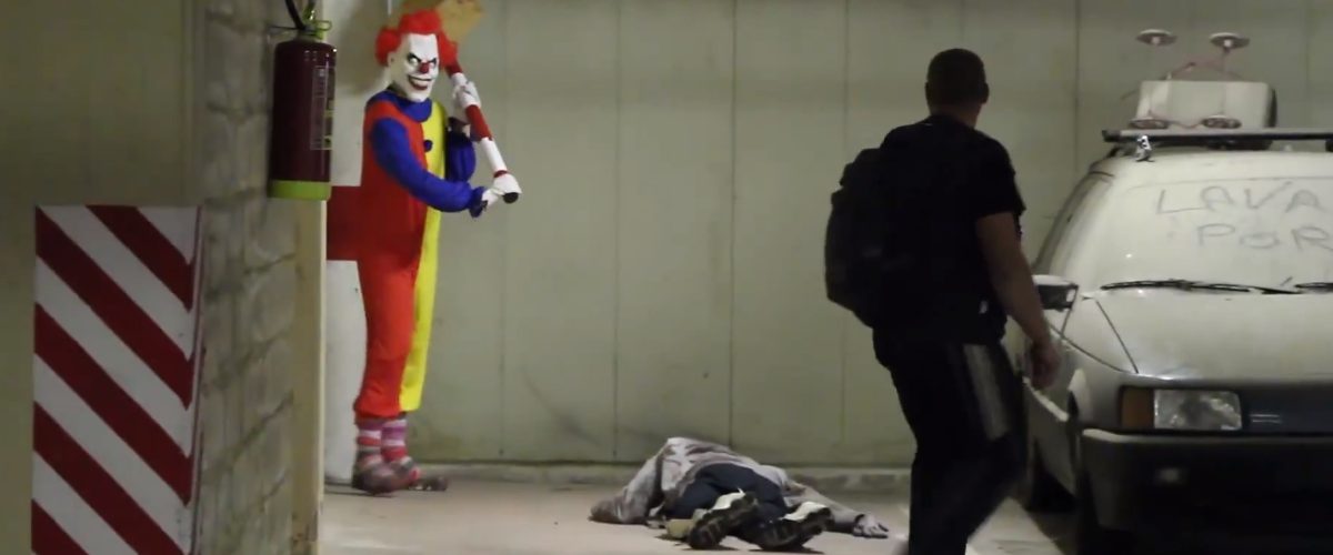 Un clown psychopathe fait atrocement peur aux passants