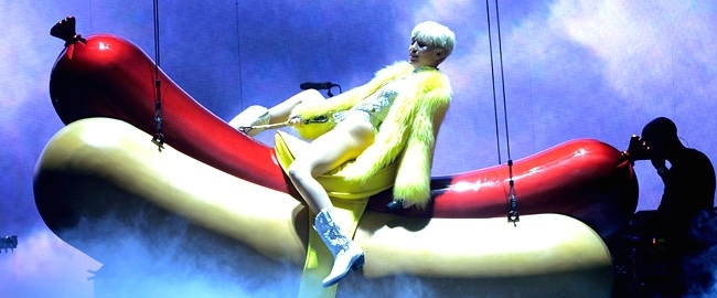 Elle est déchaînée! Voyez des moments intenses de Miley Cyrus sur scène -3