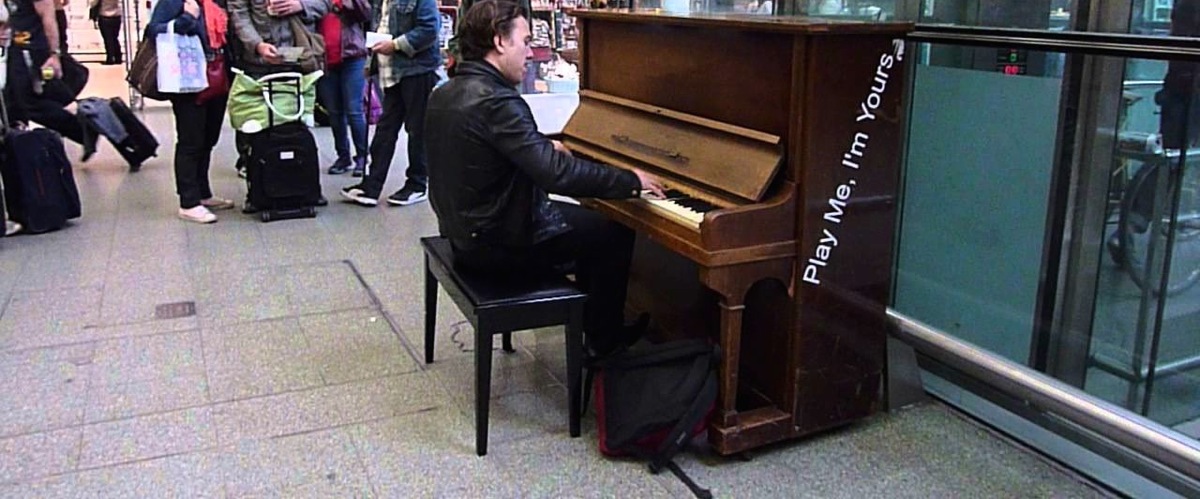 Un pianiste chevronné joue dans l&rsquo;indifférence presque totale dans le métro