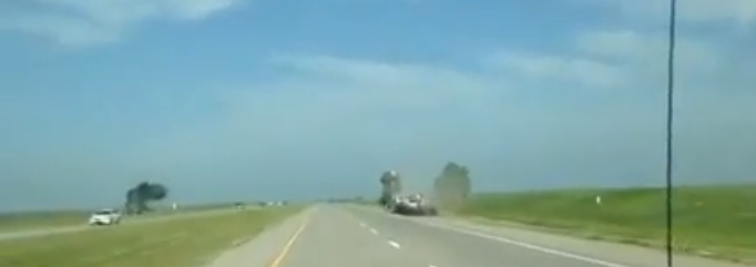Un Jeep saute par-dessus un camion et se plante solide!