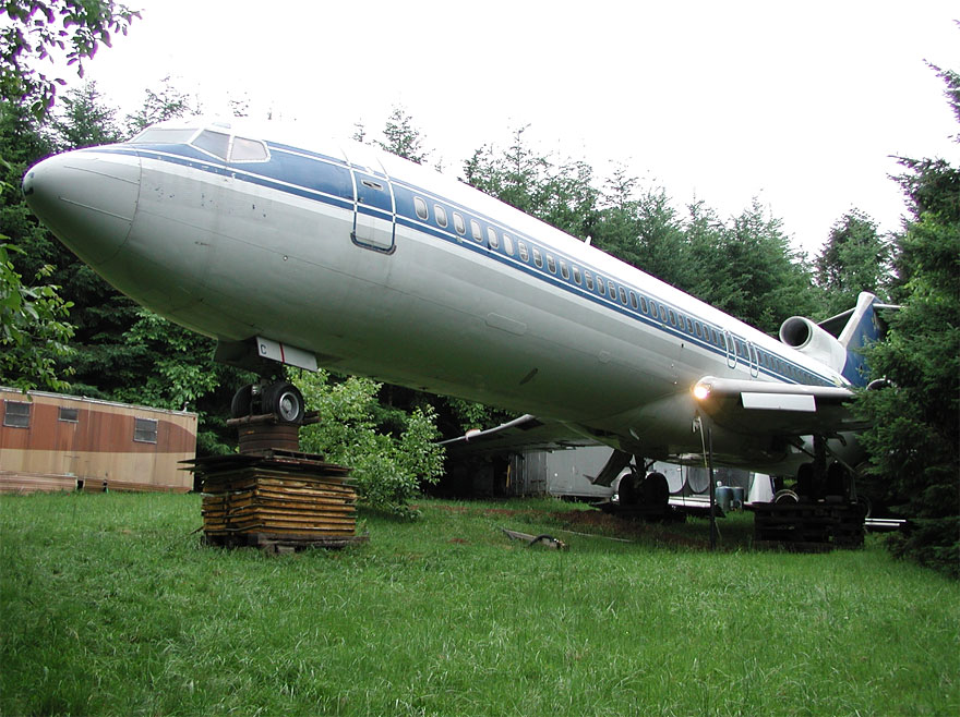 Il vit dans un Boeing 727 perdu au beau milieu de la forêt -2