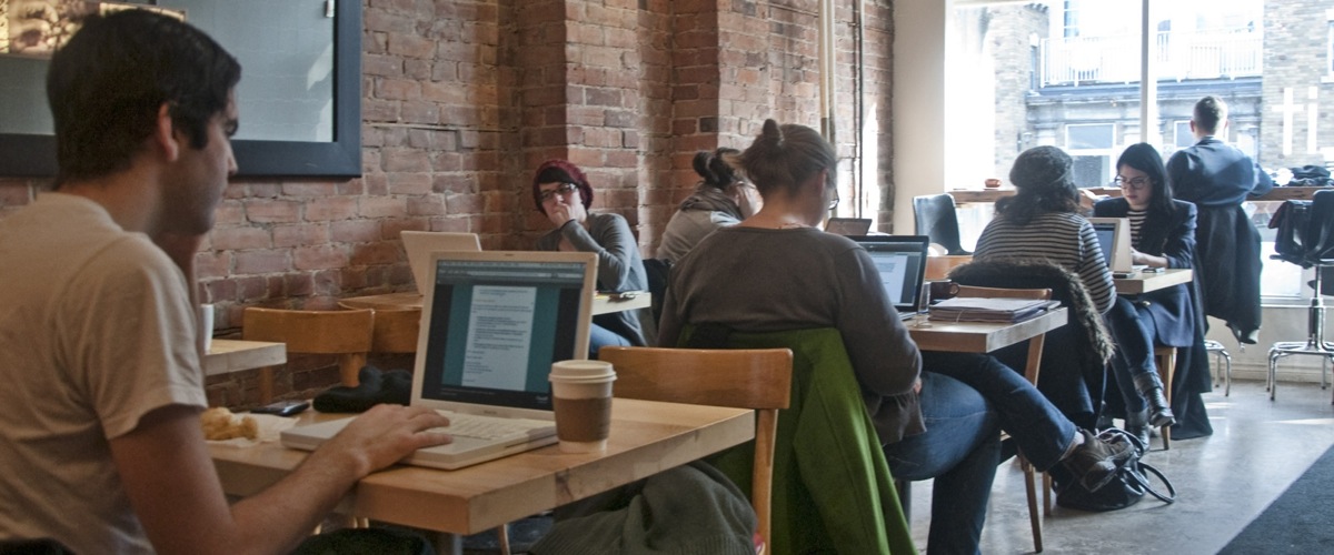 Comment passer toute la journée dans un café sans se faire foutre à la porte ?