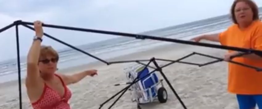 Deux grands-mères prises en flagrant délit de vol sur une plage en Floride