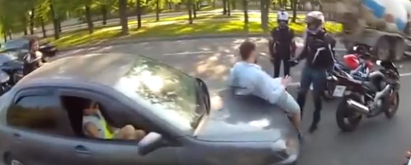 Une attaque de motocyclistes contre un conducteur d’auto connait une fin spectaculaire
