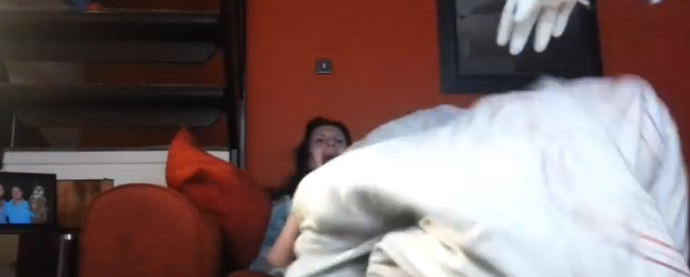 Ce gars joue un tour horrible, non, épouvantable à sa blonde!