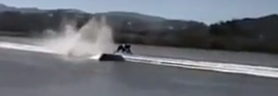 Aouch! Il prend une méchante débarque en ski nautique!