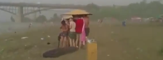 Ils se font attaquer par une tempête de grêle à la plage