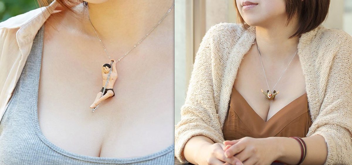 Des figurines qui plongent dans le décolleté des femmes! -2