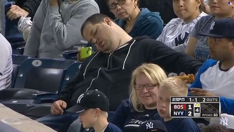 Il poursuit la Ligue majeure de baseball pour avoir été filmé en train de dormir durant un match