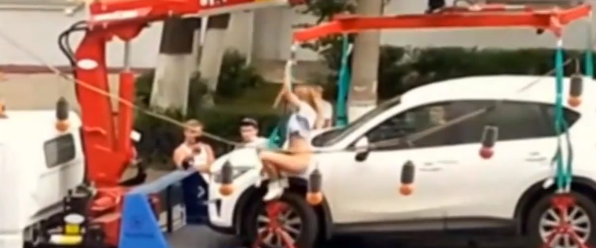Elle fait un striptease pour empêcher les policiers de remorquer sa voiture