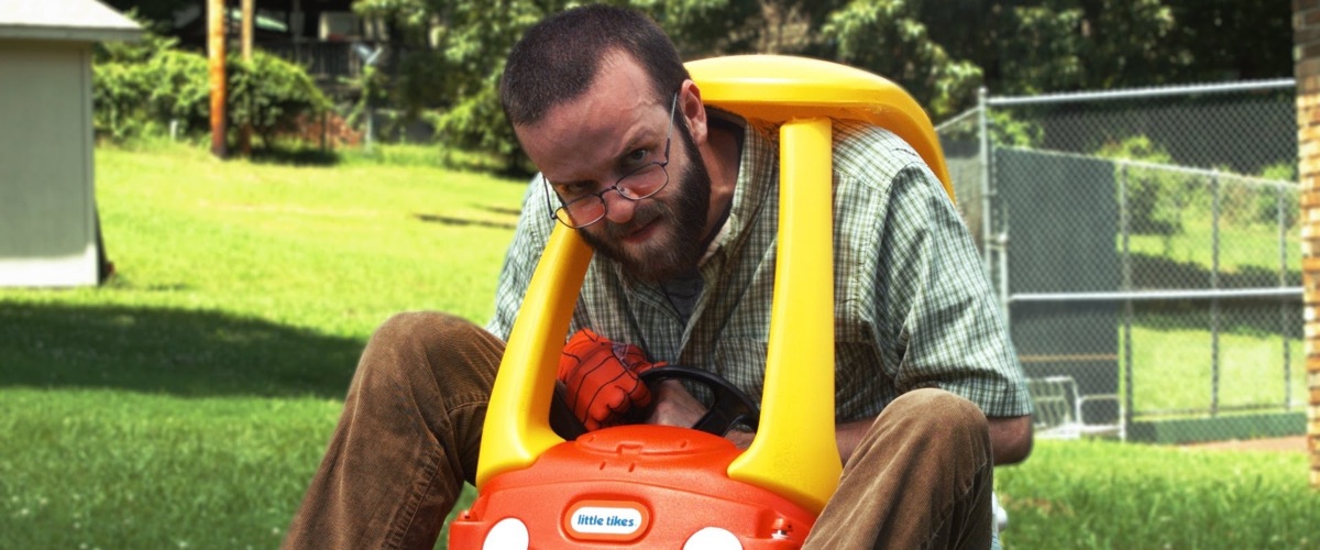 Des pères se battent avec les jouets de leurs enfants dans un parc!