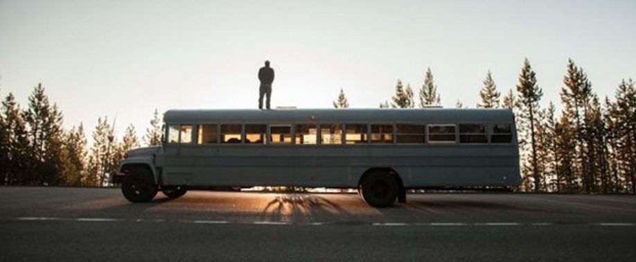 Inspirant! Pour ne plus payer de loyer, un étudiant aménage un vieil autobus