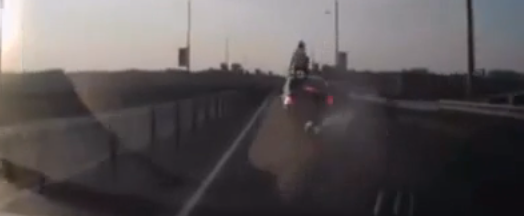 Un accident de moto INDESCRIPTIBLE. Voyez comment le pilote s'en sort !