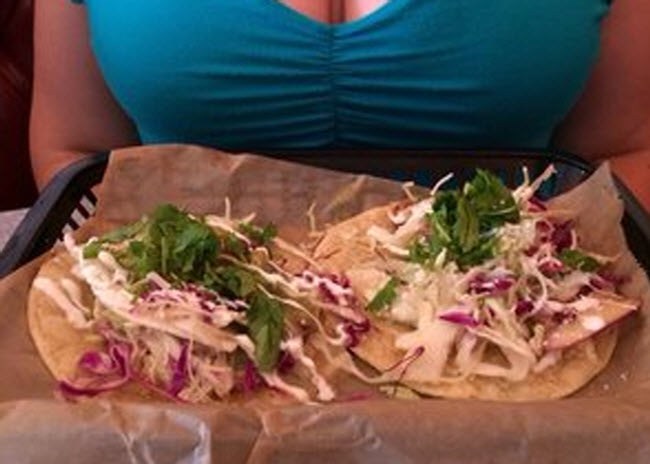 Un « foodie » utilise les seins de sa femme pour rendre ses photos plus intéressantes
