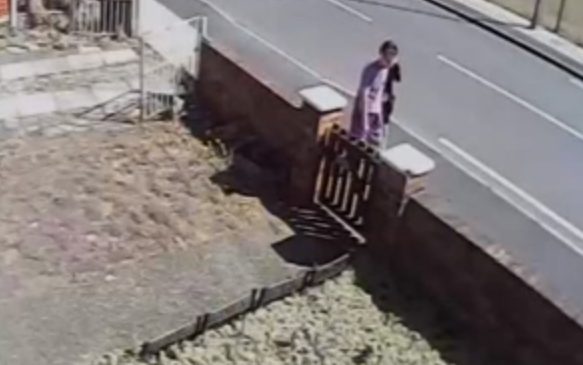 Il essaie d'impressionner une fille, mais échoue lamentablement!
