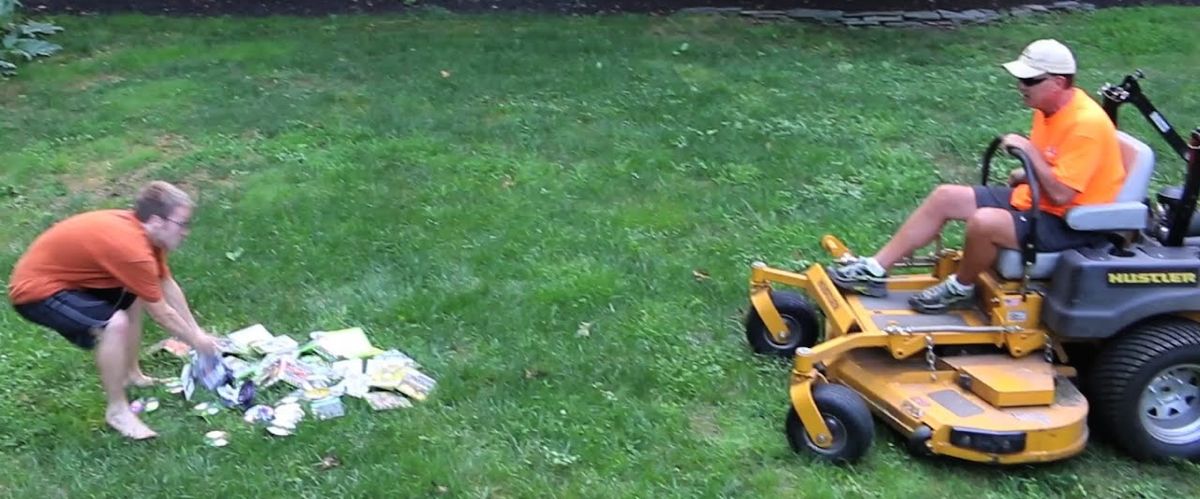 Exaspéré de voir son fils accro aux jeux vidéos, un père décide de broyer ses jeux avec sa tondeuse!