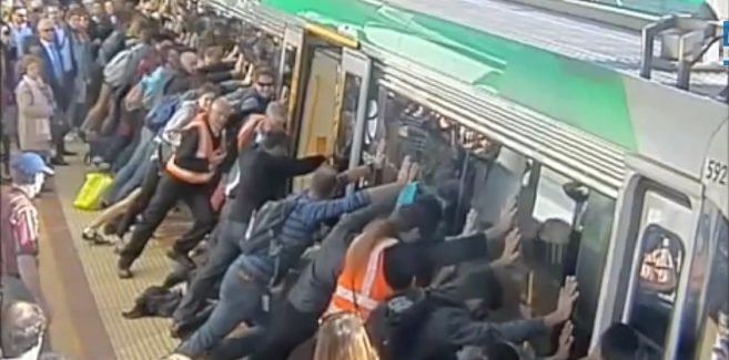 Une foule soulève un wagon de métro pour décoincer la jambe d’un homme