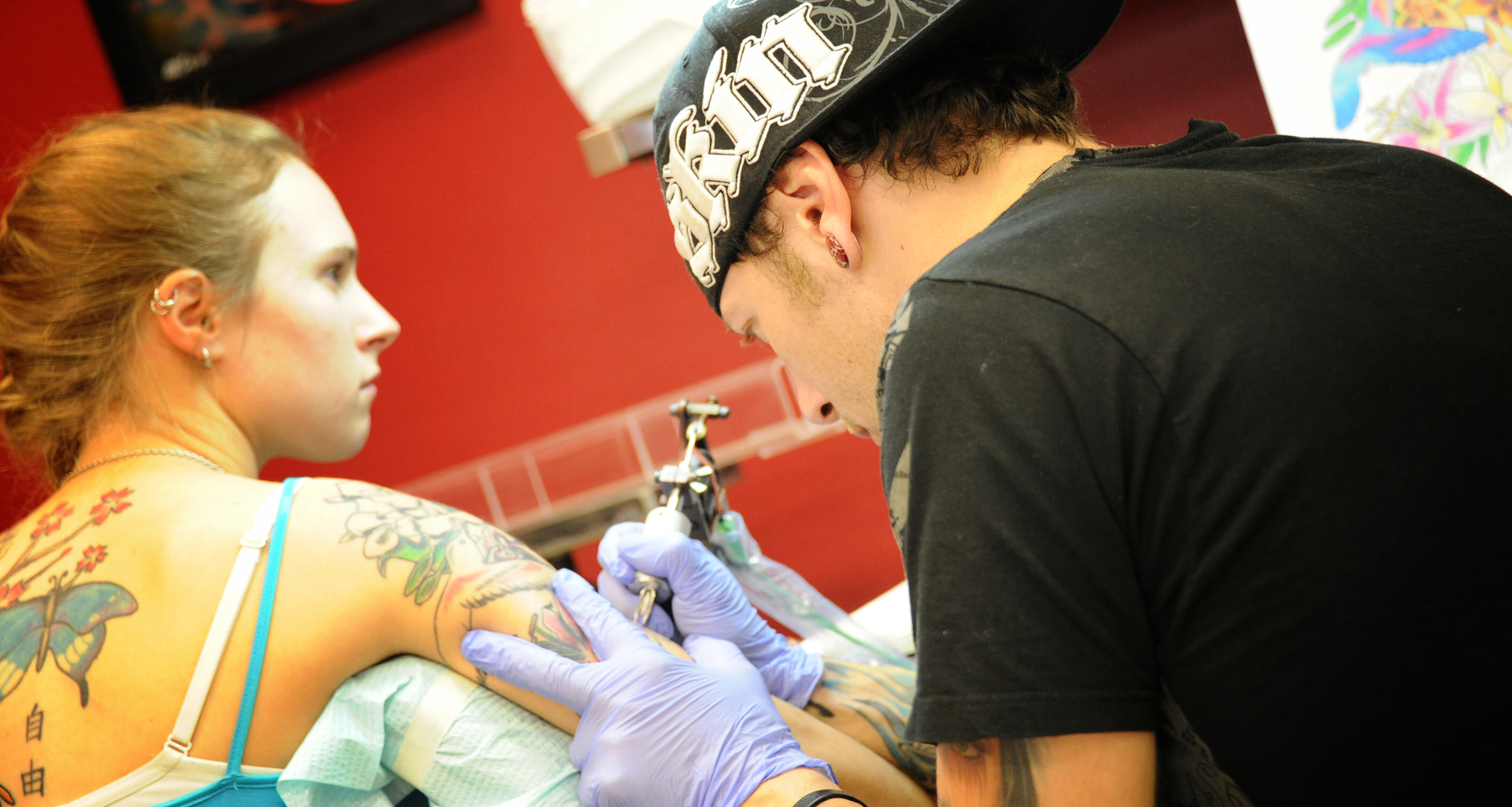Un jeune homme «capote» chez le tatoueur